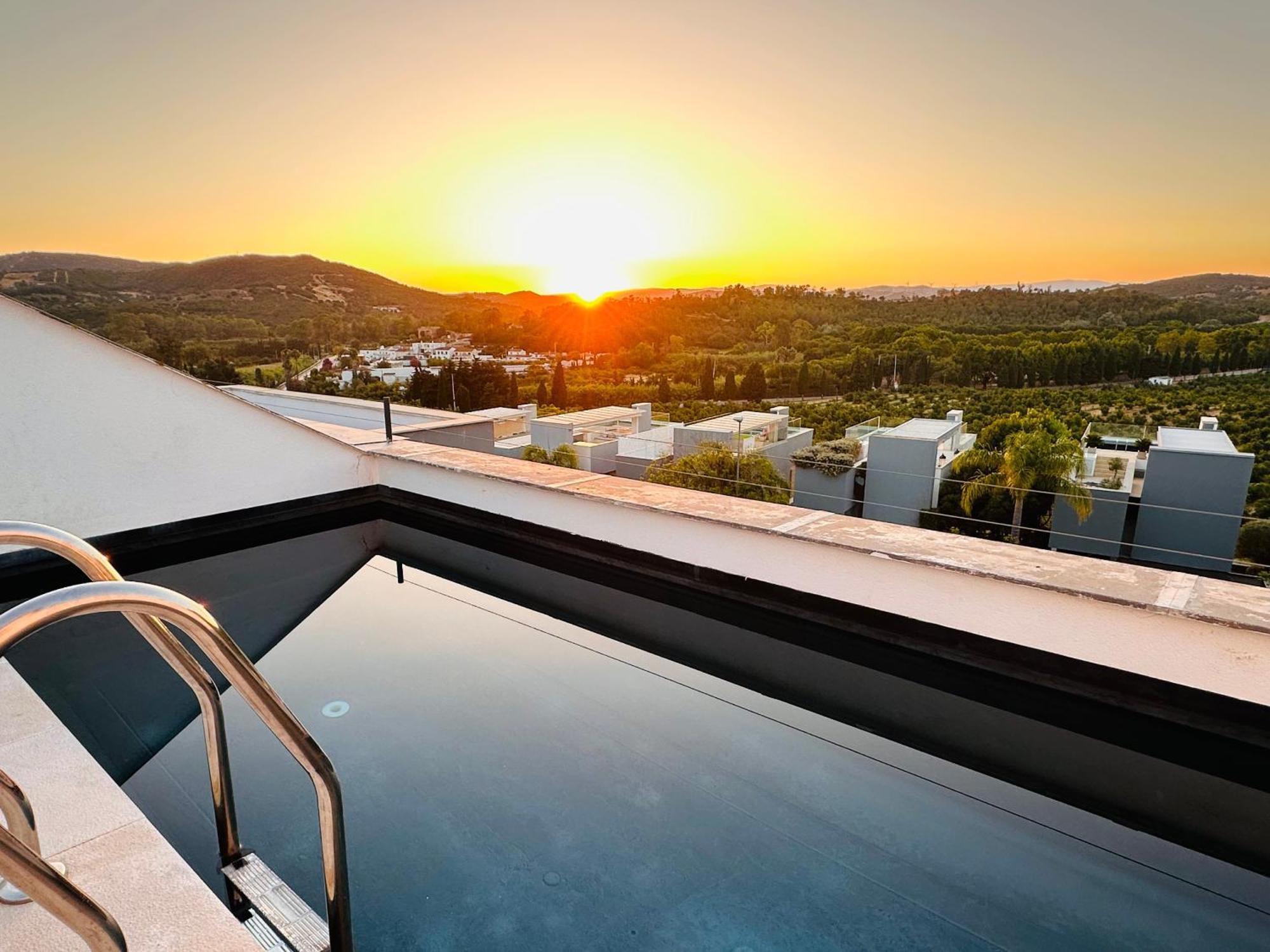 Casasotopolo, Sotogrande, Sleeps 8, Private Rooftop Pool, Easy Free Parking *